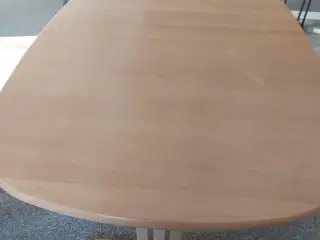 Ovalt spisebord i bøglak