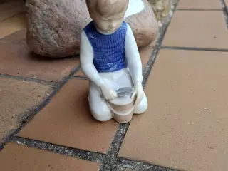 Porcelæns Figur af lille dreng der leger med sand