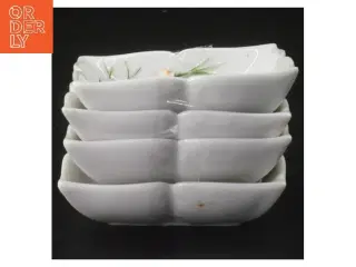 Sæt med 4 nye tsmå porcelænsskåle (str. 4 stk 7,5x8,5 cm)til f.eks sushi