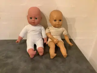 2 dukker den ene er med batteri + tøj