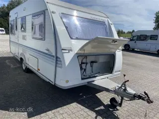 2006 - Adria Adora 472 LU   Adria Adora 472 LU årgang. 2006 Incl Isabella 3 m Commodore Dawn, mover, tæpper i vognen