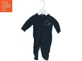 Mørkeblå heldragt til baby fra Name It (str. 56)