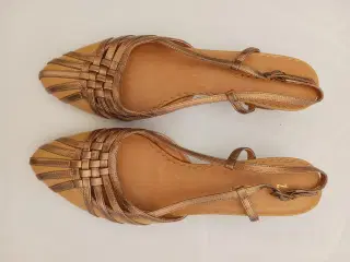 Sandaler med guldbrocerede remme