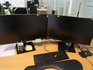 2 stk. computerskærme SAMSUNG F27T450FQR med tastatur