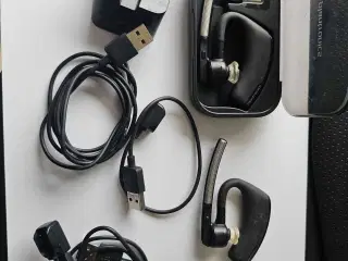 2 Plantronic Bluetooth headset med div tilbehør 