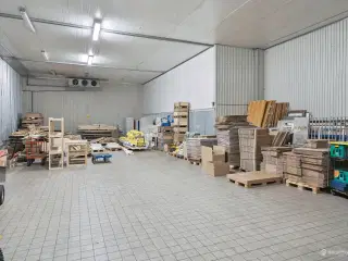 Højloftet lagerlokale til leje på Naverland med stor fleksibilitet og all inklusive