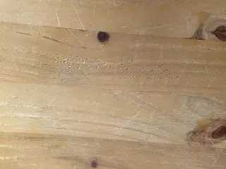 Skænk i massivt ægte træ lavet af fyrretræ