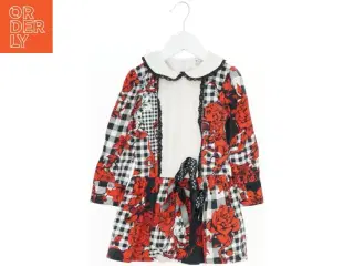 Rockabilly kjole med tern og røde blomster fra Little Darlings (str. 98)