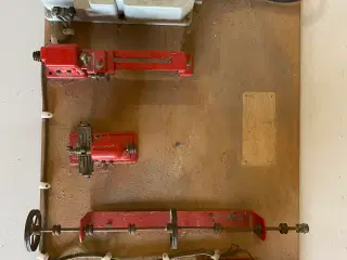  Tekno maskiner med motor og strømforsyning.