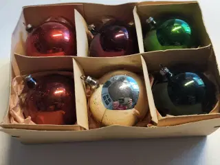 Gamle julekugler i glas