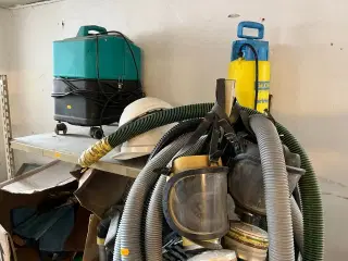 Vaskemaskine, samt reol med værktøj