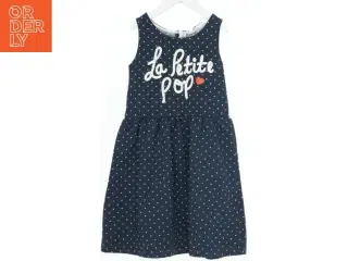 Mørkeblå kjole med polkaprikker fra H&M (str. 122)