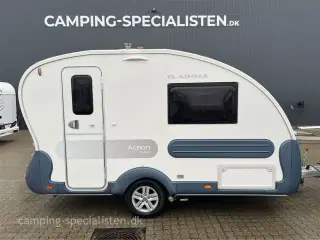 2018 - Adria Action 361 LH   2018 Adria Action 361 LH Panorama - se den nu hos Camping-Specialisten i Silkeborg - Enkelte senge