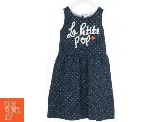 Mørkeblå kjole med polkaprikker fra H&M (str. 122)