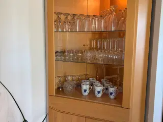 Hjørne skab med glas låger og indbygget lys. 