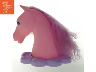 Plastik hestehoved med hår (str. 24x22 cm)