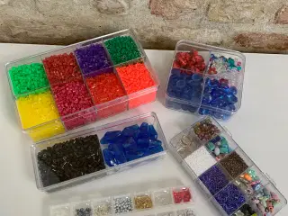 Perler, smykkedele og sten i akrylbokse