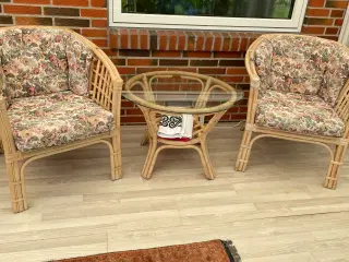 2 Bambus lænestole + glasbord