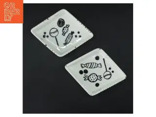 Rektangulære porcelænsfade med slikmotiv (str. 17x13,5 cm)