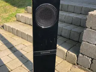 To front højttalere fra Samsung