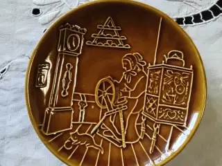 Platte fra Michael Andersen & Søn - kvinde ved rok