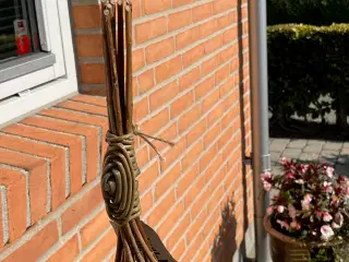 Fuglefoderhus i flettet pil. (kunsthåndværk)