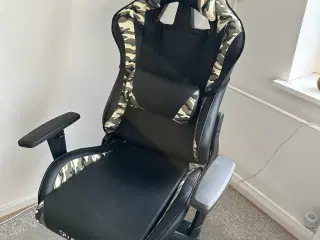 Fin gamerstol i sort og camouflage fra Piranha sæl
