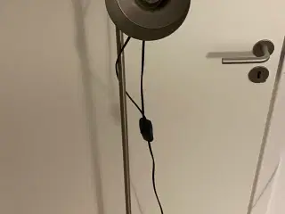 Gulvlampe i stål med 2 justerbare spots