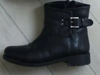 Sortelæderstøvler med lammeskindsfoer