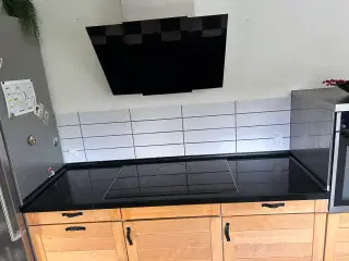 Sort marmorplade med Siemens kogeplade.