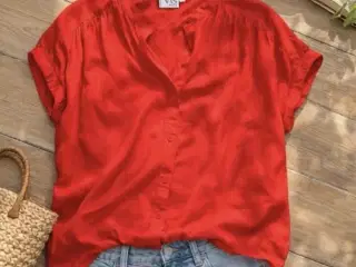 Rød skjorte uden ærmer. Str. M oversize.