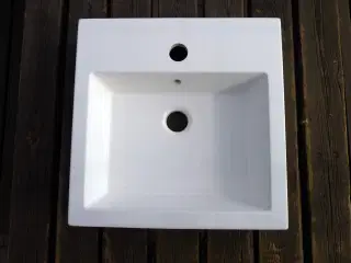 Håndvask i marmor, GSI Kube. Måler 40 x 40 x 9 cm.