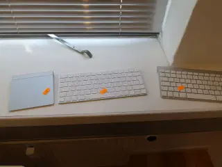 2 stk. tastatur samt mousepad APPLE A1314, A1644, A1339