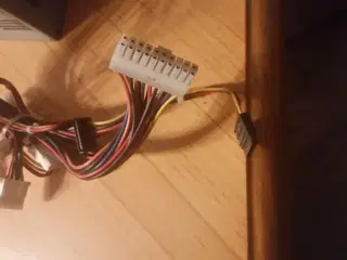 Strømforsyning 2opins 2x IDE 2x SATA