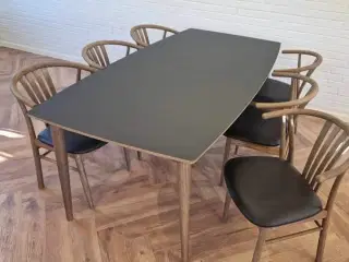 Nyt spisebord med 6 stole 