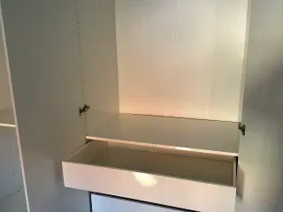 2 stk IKEA PAX skabe, hvide med låger og 3 skuffer