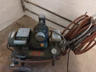 KOMPRESSOR 10 ATM. MÆRKET F.F.