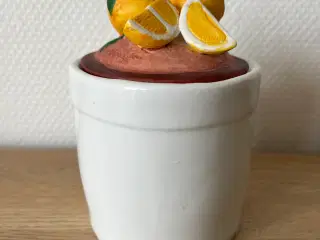 Marmeladekrukke med appelsin-dekoration på låget