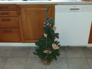 Juletræ 90cm m lyskæde & pynt ialt 10kr