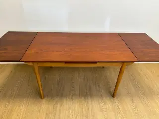Teak Spisebord med sarg og understel i Eg.