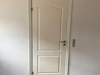 Døre med håndtag og karme