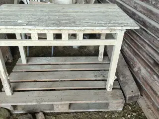 Retro havebord med flotte udskæringer