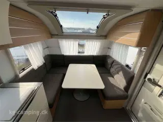 2024 - Adria Adora 613 UT Selected Edition   Lækker kampagnevogn med fritstående dobbeltseng, ALDE centralvarme og Aircontion.