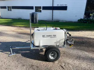Trailersprøjte med sprøjtebom, 200 liter.