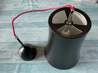 Sort loftslampe i stål - Malmbergs 