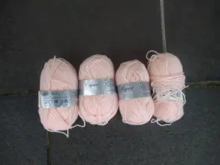 Lys coral garn i akryl