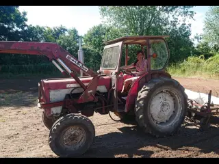Traktor med frontlæsser søges 