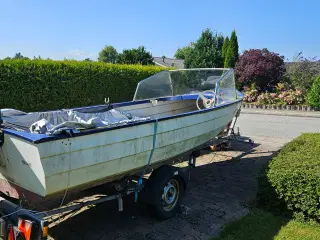 Båd med motor og trailer til salg