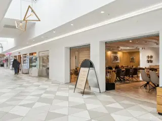 Butikslejemål med bred og synlig facade