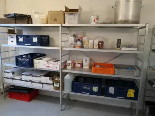 2 stk. fødevarereoler med div. Fødevarer, gryde m.m.